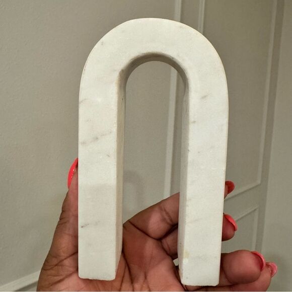 Elegant White Marble Arch Decor - Picture 2 of 3